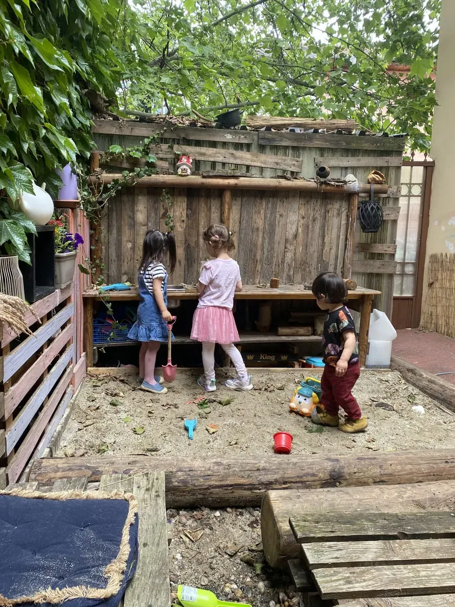 Grădiniță de Vară WALDO — copii jucându-se în natură