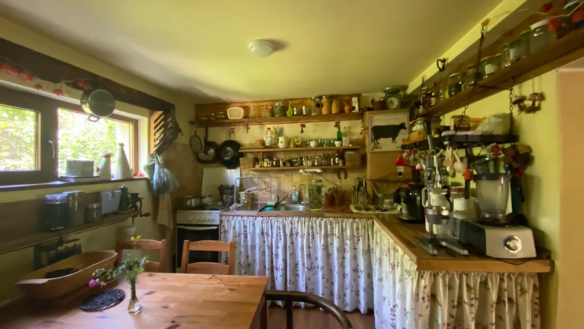 Bucătăria caldă a casei din tabără