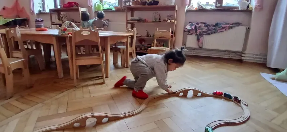 Copii lucrând cu materiale din natură
